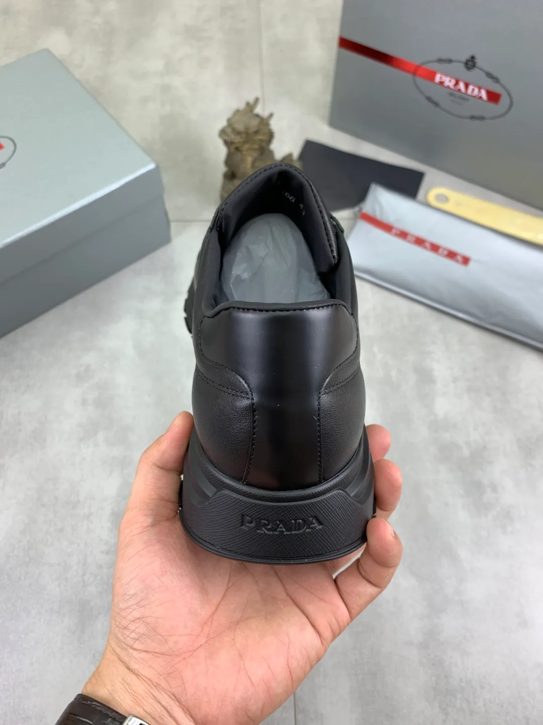 Men's shoes 💰P540 new (higher version) new PRADA (Prada) classic models are on the market at the same time, new men's shoes, 😘fabrics are selected from original imported calfskin. First layer of imported cowhide lining. The original version is awesome! 👍🏿Original open-molded non-slip PU outsole, with exquisite lines, simple and elegant, super comfortable and classy on foot, suitable for leisure travel. Code number: 38-45 (46 customized) 4️⃣ colors available